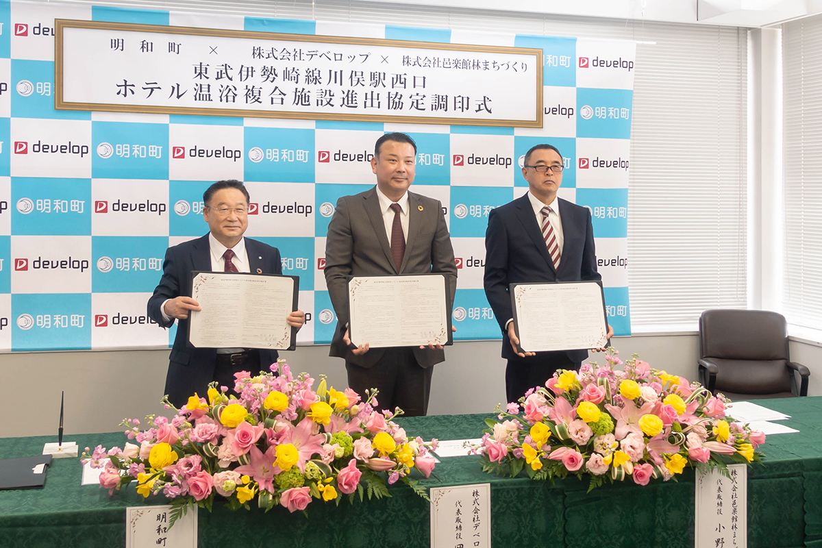 明和町 進出協定調印式(左から冨塚町長、代表岡村、邑楽館林まちづくり小野社長)