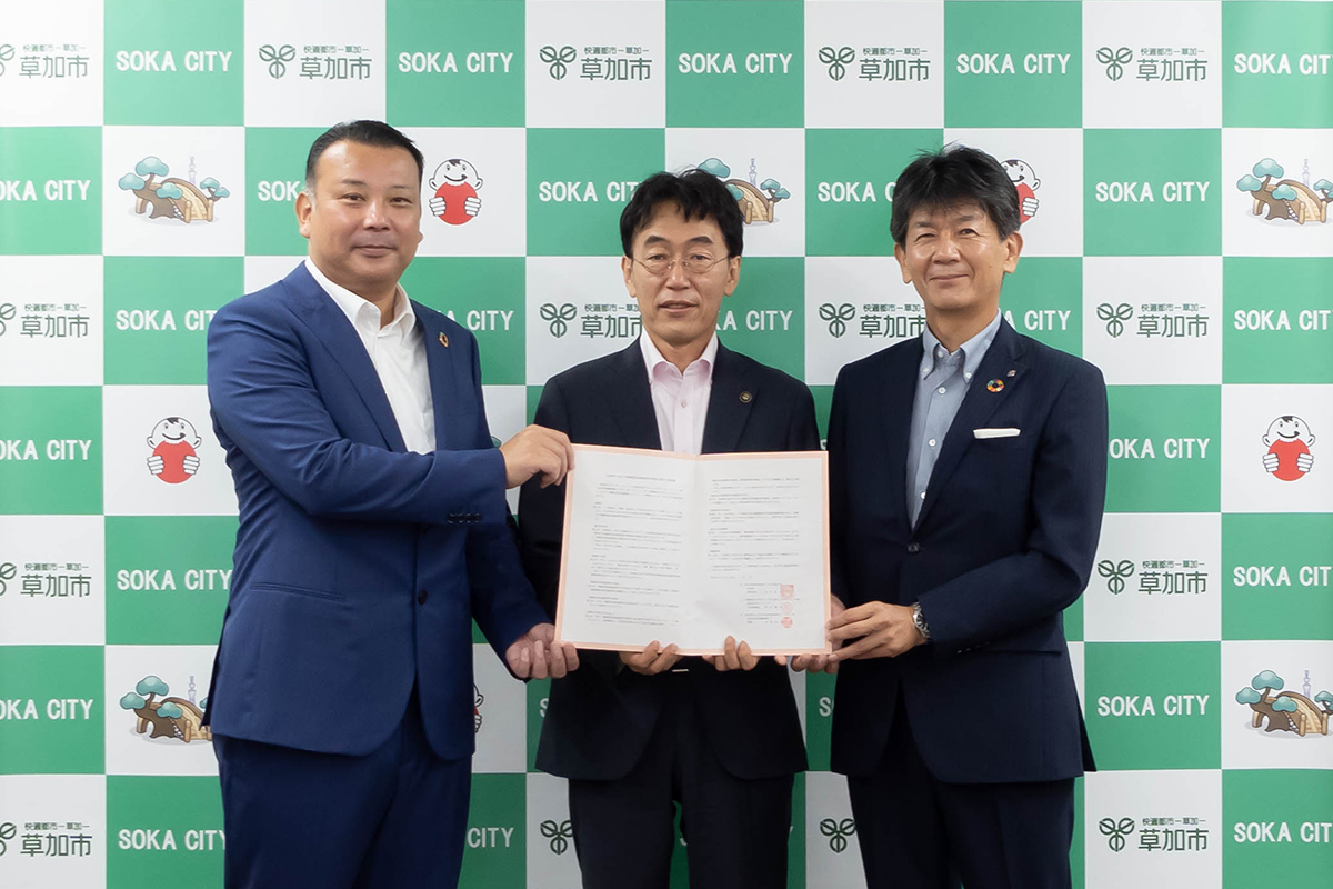 草加市 協定締結式（左から代表岡村、浅井市長、武蔵野銀行長堀頭取）