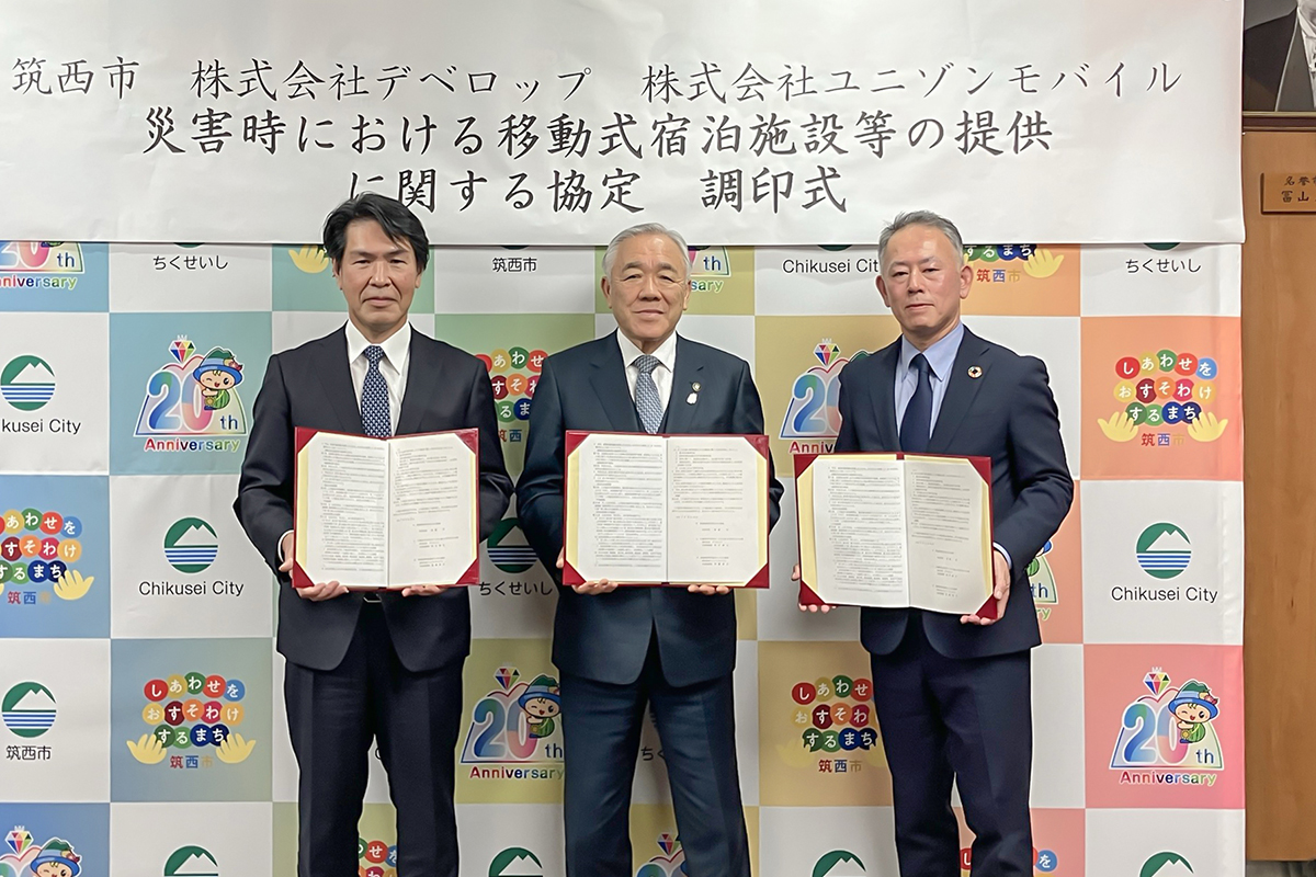 筑西市 協定締結式(左から株式会社ユニゾンモバイル 代表取締役 須鎌 隆志氏、筑西市 須藤 茂市長、株式会社デベロップ 上席執行役員 山岸)